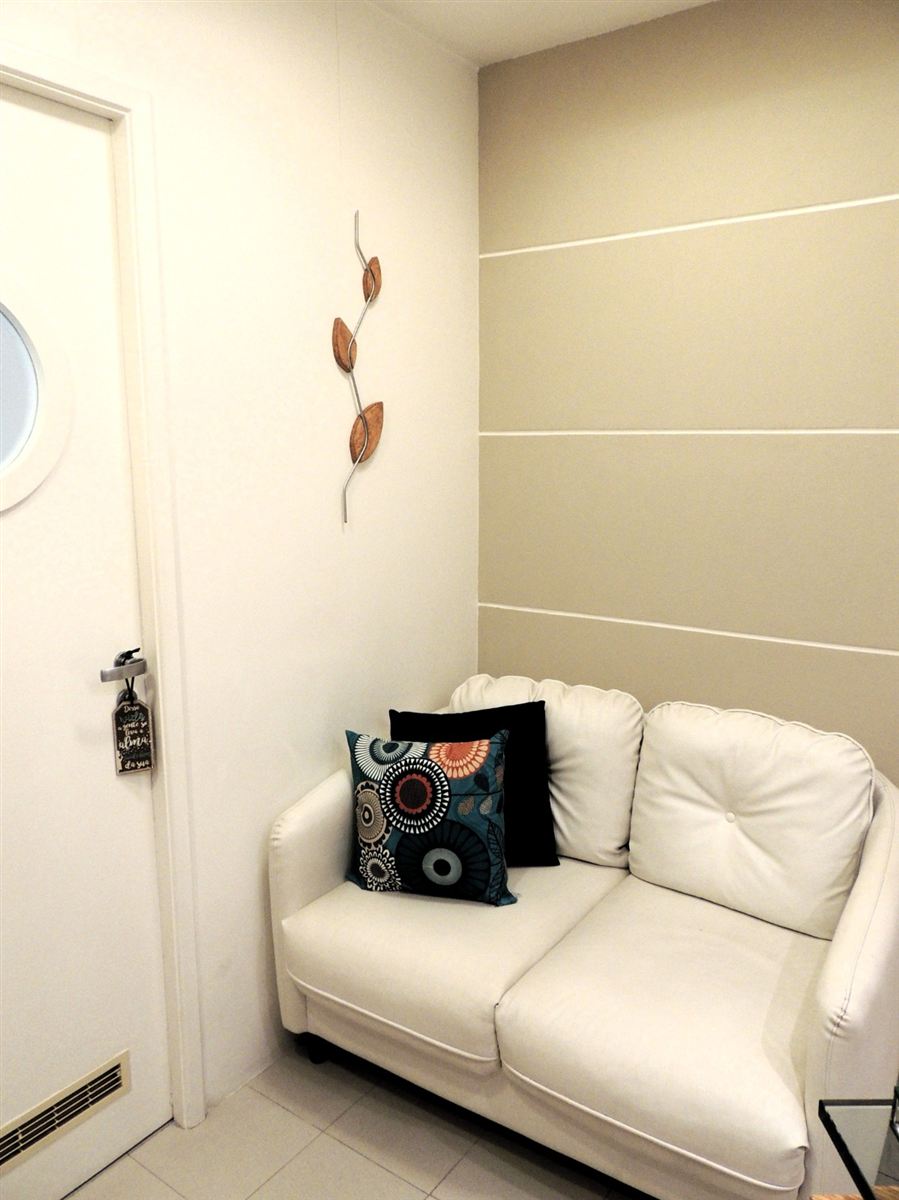 Sala de espera com sofá branco