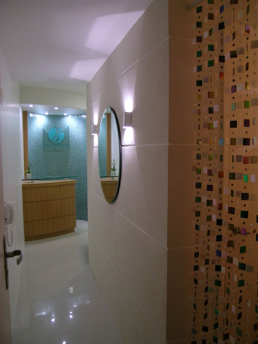 Corredor da clínica com detalhes em mosaico