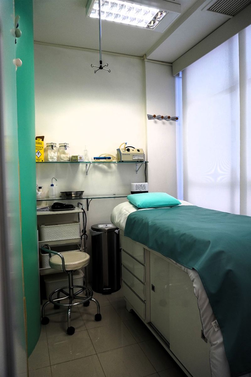 Sala de procedimentos com maca